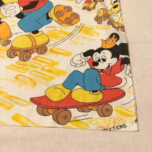 Vtg 1980 Walt Disney Twin Flat Sheet  Esmond Mickey and Friends Rollerskating - Picture 12 of 16